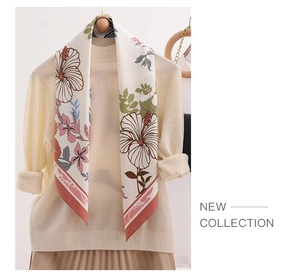 Seidenschal mit Blumenmuster kombiniert mit Strickpullover und Faltenrock