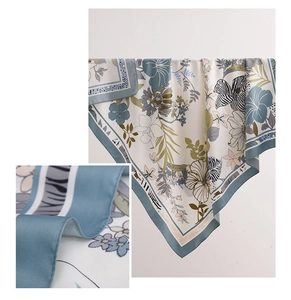 Detailaufnahme von Seidenschal mit botanischem Print und feiner Köperbindung