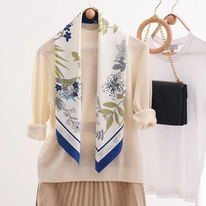 Seidenschal mit Blumenmuster und blauem Rand kombiniert mit beigem Strickoutfit