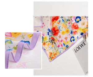 Nahaufnahme des Seidentuchs mit Blumenmuster, lila Rollsaum und weicher Textur