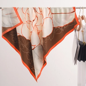 Eleganter Seidenschal 90cm quadratisch mit Kamelien-Druck in Braun und Orange