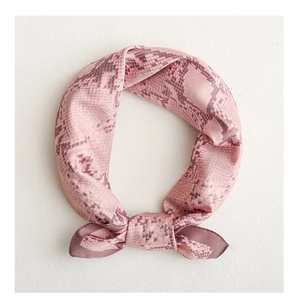 Rosa Seidenschal mit Schlangenmuster, elegantem Satin-Finish und geknotetem Schleifen-Design