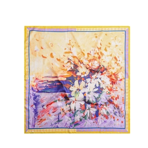 Seidenquadrat mit floralem Ölgemälde, gelbem Rand und violettem Blumenmuster