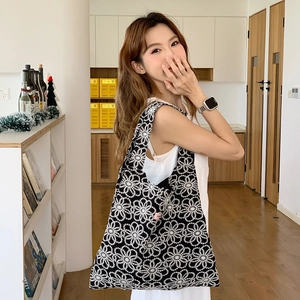 Sac fourre-tout noir minimaliste avec broderies florales blanches et grande bandoulière