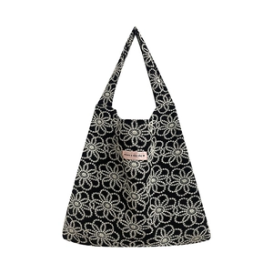 Sac fourre-tout en toile noire avec broderie marguerites et étiquette rose