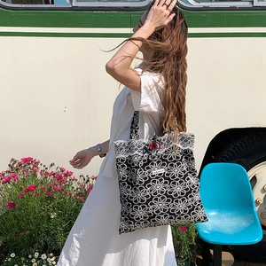 Cabas en toile à broderie marguerites avec dentelle blanche et fleurs rouges pour femme