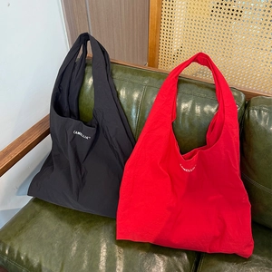 Détails de grands sacs cabas en nylon noir et rouge avec lettrage Camellia élégant