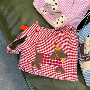 Sac bandoulière à carreaux avec cordon de serrage et broderie de teckel élégante