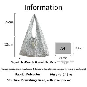 Dimensions détaillées du grand sac cabas à carreaux bleus avec doublure et poche interne