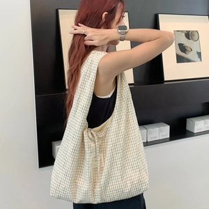 Vue détaillée du grand sac cabas à carreaux avec large bandoulière et toile beige