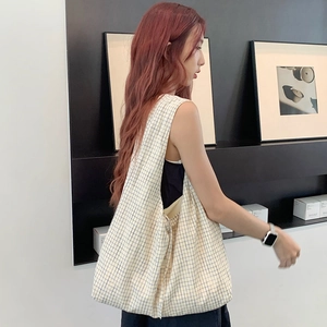Vue détaillée du sac cabas léger en toile à carreaux montrant sa grande capacité