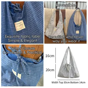 Sac fourre-tout réversible en toile à carreaux avec étiquette et fermeture à nouer