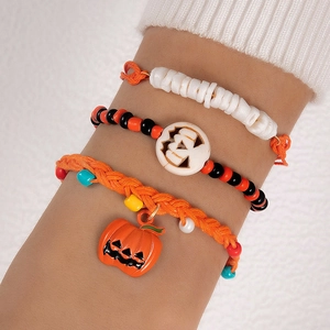 Λεπτομέρεια από σετ βραχιόλια Halloween με χάντρες και διακοσμητική κολοκύθα