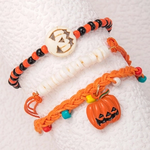 Λεπτομέρεια σετ βραχιολιών Halloween με μενταγιόν κολοκύθας και μαύρες πορτοκαλί χάντρες