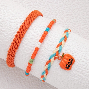 Λεπτομέρεια σετ τριών βραχιολιών Halloween με μενταγιόν κολοκύθας και πορτοκαλί χάντρες