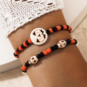 Λεπτομέρεια από βραχιόλια με χάντρες για το Halloween με κολοκύθα και νεκροκεφαλές