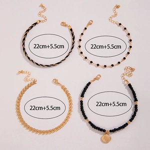Detalle del conjunto de cuatro tobilleras boho con cuentas y colgante de concha marina