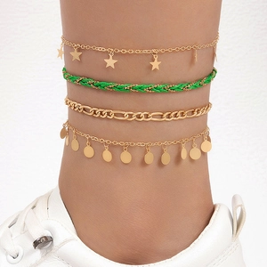 Detalle del conjunto de cuatro tobilleras con cuentas y colgantes de estrella dorada