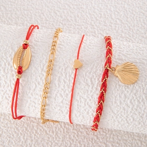 Set de cuatro tobilleras de cuerda roja y metal dorado con conchas y corazones