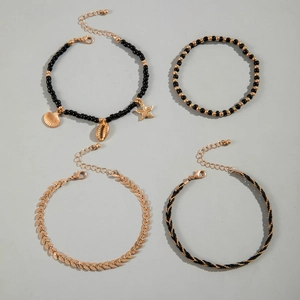Detalle de un set de cuatro tobilleras con dijes de concha, estrella de mar y hojas