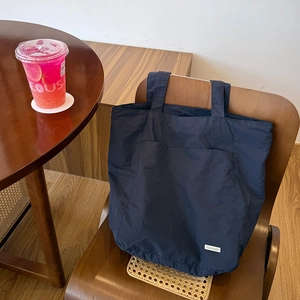 Borsa tote minimalista in nylon blu scuro con doppie tasche ed etichetta fatta a mano
