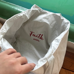 Innenansicht der Canvas-Tasche mit geräumigem Fach und rotem Logo-Aufdruck