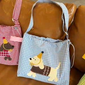 Borsa a tracolla a quadretti con ricamo di cucciolo in fantasie classiche rosso e blu