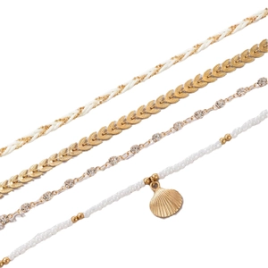 Set de tobilleras bohemias doradas con cuentas, hojas y colgante de concha sobre blanco