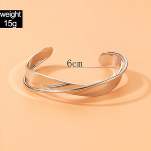 Detail of silver crossover open bangle with 6cm inner diameter and 15g weight