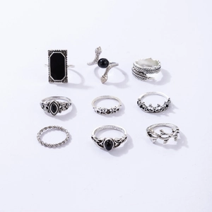 Dettaglio del set da 9 anelli vintage in argento con pietre nere e motivi a serpente