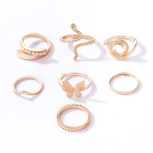 Détails du lot de 7 bagues dorées avec motifs papillon, serpent et perles élégantes