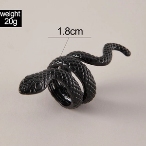 Macro shot of black snake ring showing detailed scales, weighing 20g with 1.8cm diameter