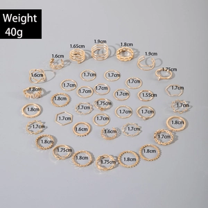 Vue détaillée du lot de 35 bagues dorées avec détails sur le poids et la taille