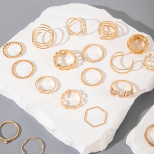 Mise à plat de plusieurs bagues en alliage doré aux designs torsadés et strassés