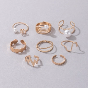 Set di 8 anelli geometrici dorati con motivi elettrocardiogramma e perle sintetiche