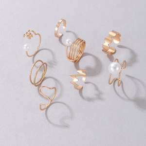 Set di 7 anelli dorati con perle finte caratterizzati da design geometrici e stile bohémien