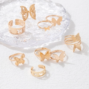Set di 8 anelli a farfalla dorati in stile bohémien con design geometrici traforati