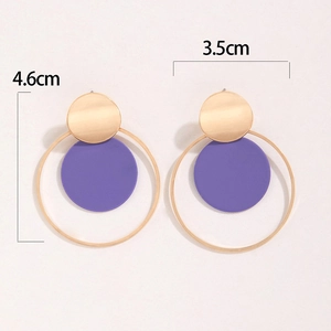 Detalle de pendientes geométricos dorados con discos púrpuras y altura de 4,6 cm