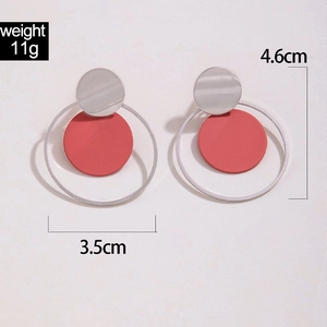 Detalle de pendientes de metal redondos con dimensiones 4,6cm altura y peso de 11g