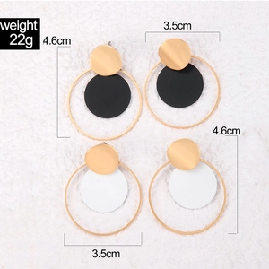 Detalles de dimensiones y peso de los pendientes geométricos circulares en un set de dos