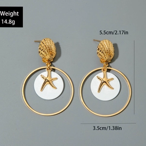 Vista detallada de pendientes dorados con concha, estrella de mar y aro de metal de 3,5 cm