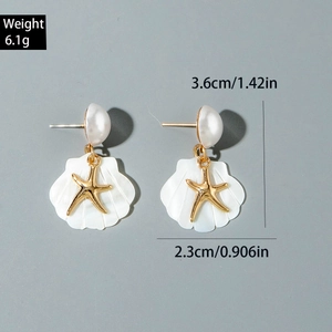 Detalle de pendientes de perla estrella de mar y concha con medidas 3,6cm y peso de 6,1g