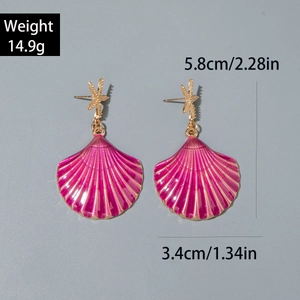Detalle de pendientes de concha rosa con estrella de mar dorada, muestra tamaño 5,8cm y peso