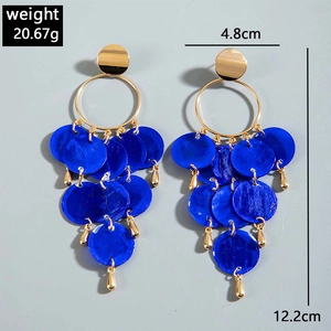 Detalle de pendientes geométricos de lentejuelas azules con dimensiones y peso