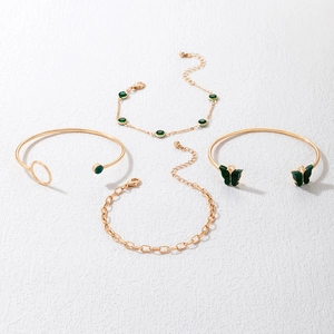 Set de 4 bracelets dorés avec motifs papillons et pierres précieuses vert émeraude
