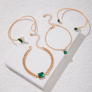 Détail du lot de 4 bracelets dorés avec breloques papillon en pierres vert émeraude