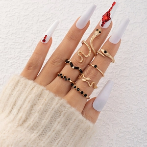 Ensemble de huit bagues serpent en alliage doré avec pierres précieuses rouges et noires
