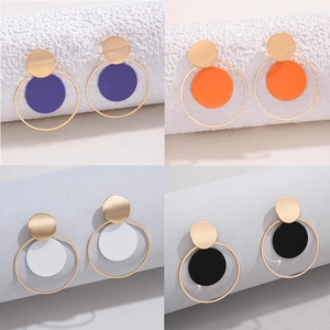Set de pendientes geométricos modernos en metal violeta, naranja, blanco y negro