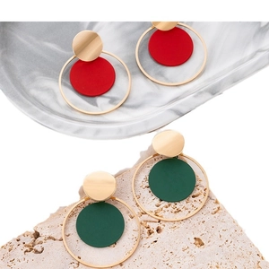 Pendientes redondos geométricos en rojo y verde oscuro con elegantes acabados dorados