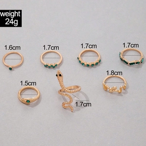 Détails d'un lot de 7 bagues serpent dorées avec pierres vertes et mesures de taille